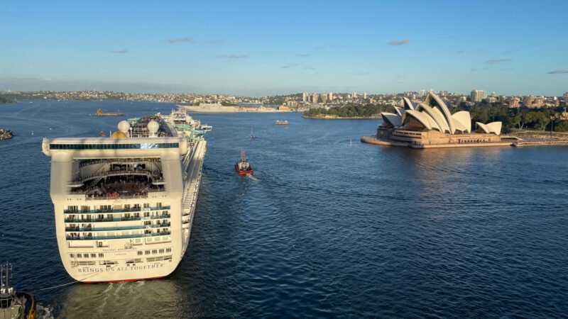 Kein Tag verging, ohne das ein großes Kreuzfahrtschiff ankerte, ablegte oder gerade anlegte.