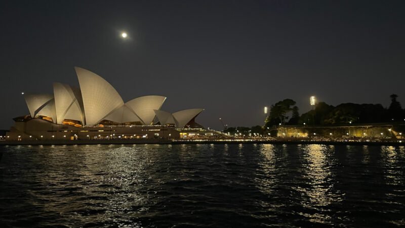 Das Opernhaus im Mondschein