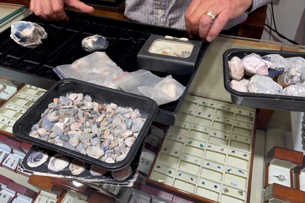 Kleiner Vortrag über Opale im Mineraliengeschäft