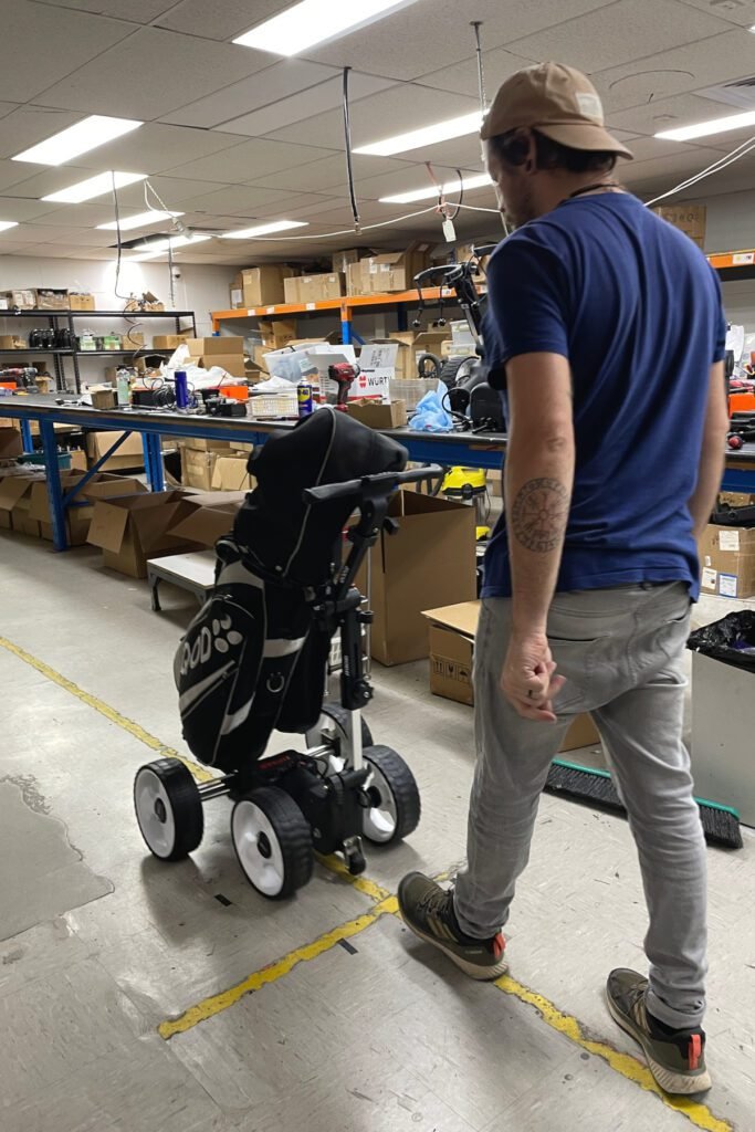 Janek prüft die Spureinstellung des elektrischen Golf Trolleys