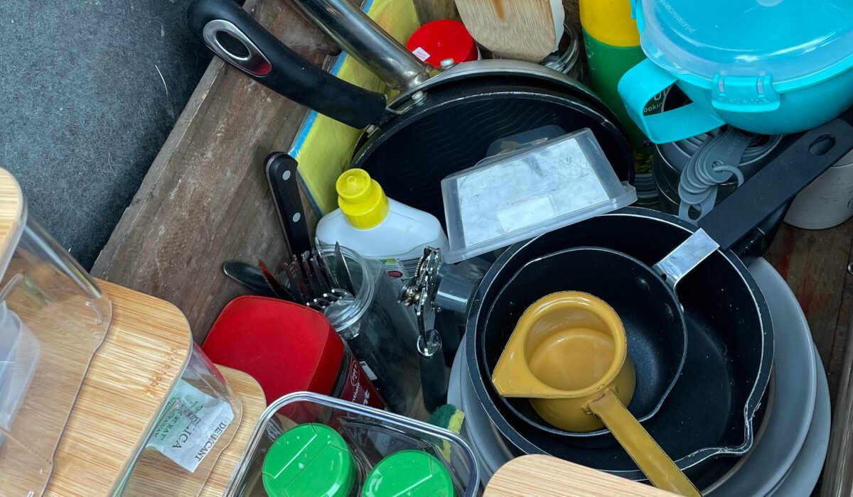 Zum Auto gab es einiges an nützlichen Küchenutensilien. Die Gläser und Teller aus Porzellan entsprechen leider nicht unserem Geschmack beim Campen, aber okay... Später kauften wir uns zusätzlich noch eine große Pfanne und einen großen Topf, da wir gerne große Portionen für den nächsten Tag vorkochen.