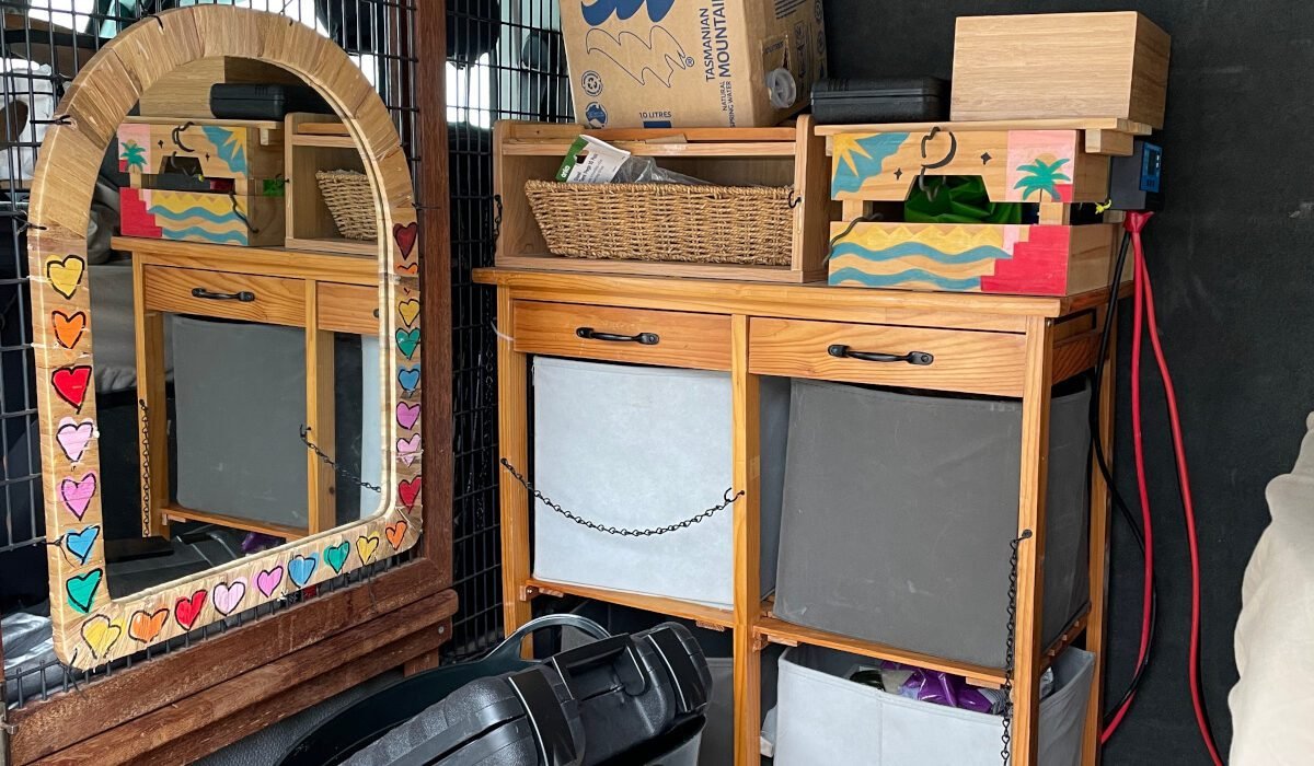 Innen gab es eine Menge zusammen gewürfelter Schränke und Kisten, die wir teilweise verwertet und teilweise entsorgt haben. Vieles war dermaßen verklebt, was uns bei der Umgestaltung einfach störte und die Teile demolierte.