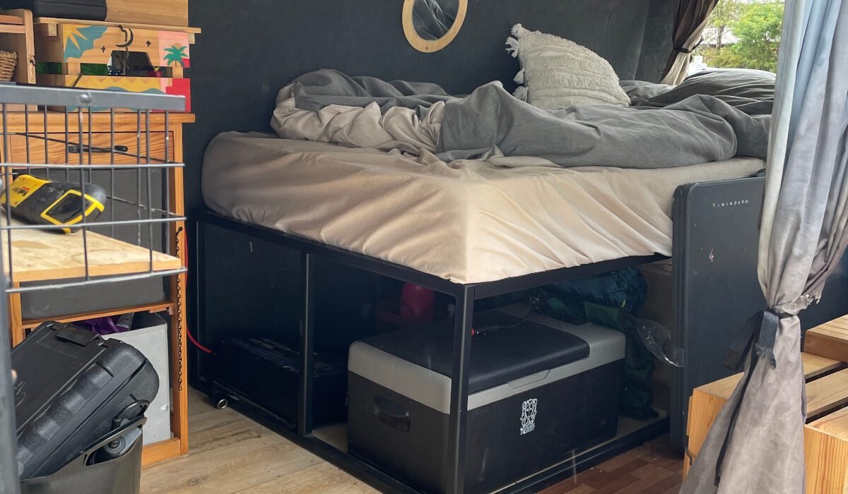 Das Bett war 90cm breit und aus Stahl. Erst überlegten wir es zu verbreitern, doch hatten keine einfache Idee, die am Ende schön aussehen würde. Zudem gab es Bettwäsche, mehrere Kissen, Gardinen, zwei Spiegel und einen Kühlschrank.