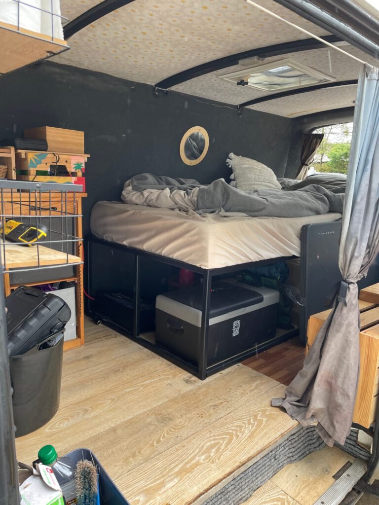 Das Bett war 90cm breit und aus Stahl. Erst überlegten wir es zu verbreitern, doch hatten keine einfache Idee, die am Ende schön aussehen würde. Zudem gab es Bettwäsche, mehrere Kissen, Gardinen, zwei Spiegel und einen Kühlschrank.