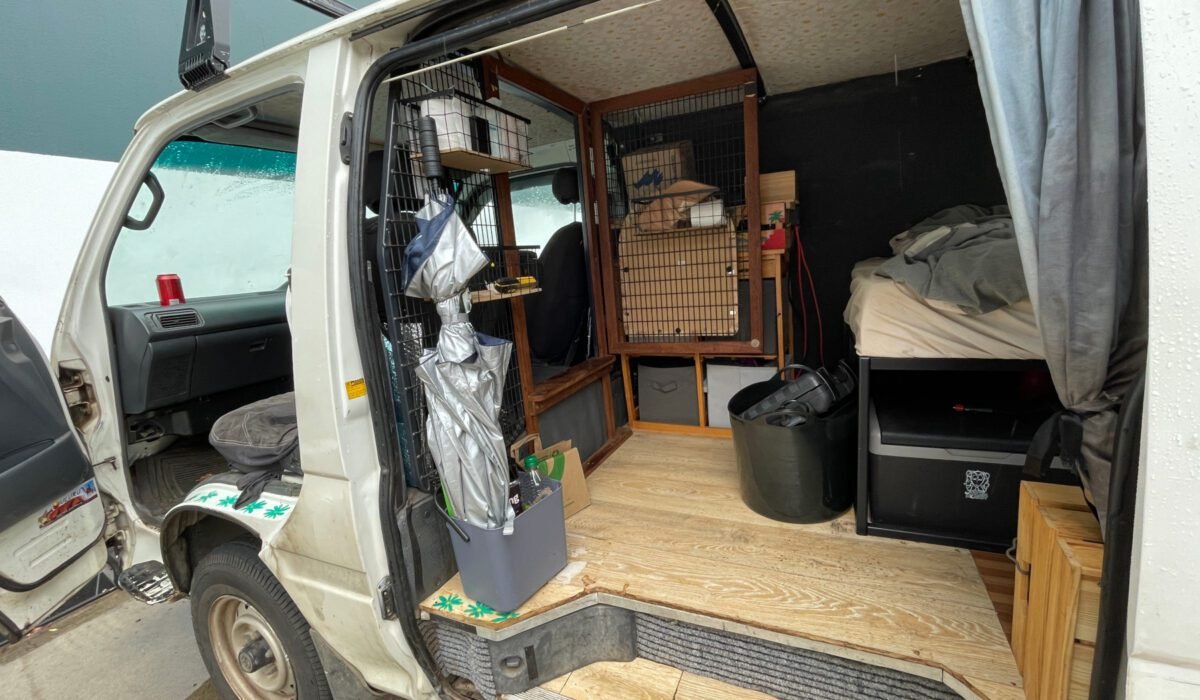 Die Fahrerkabine ist durch ein stylisches Metallgitter mit einer Tür abgegrenzt.