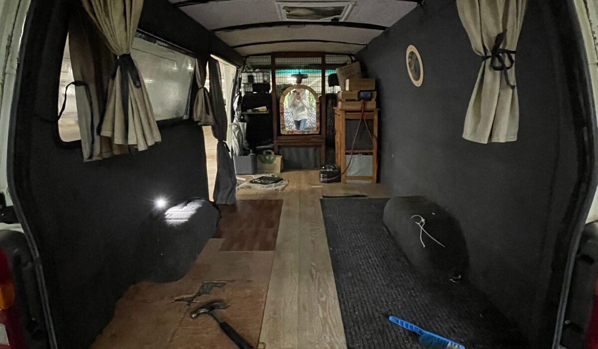 Wir wissen nicht, wie viele Vorbesitzer dieses Auto hat... auf jeden Fall hat es vier verschiedene Bodenbeläge. Da hätten wir mit leben können, aber die unterschiedlichen Höhen würden den Bau des neuen Bettes deutlich erschweren. Der etwas miese Geruch ist, seitdem der Teppich raus ist, auch verschwunden.