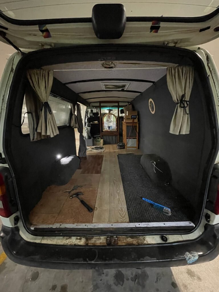 Wir wissen nicht, wie viele Vorbesitzer dieses Auto hat... auf jeden Fall hat es vier verschiedene Bodenbeläge. Da hätten wir mit leben können, aber die unterschiedlichen Höhen würden den Bau des neuen Bettes deutlich erschweren. Der etwas miese Geruch ist, seitdem der Teppich raus ist, auch verschwunden.