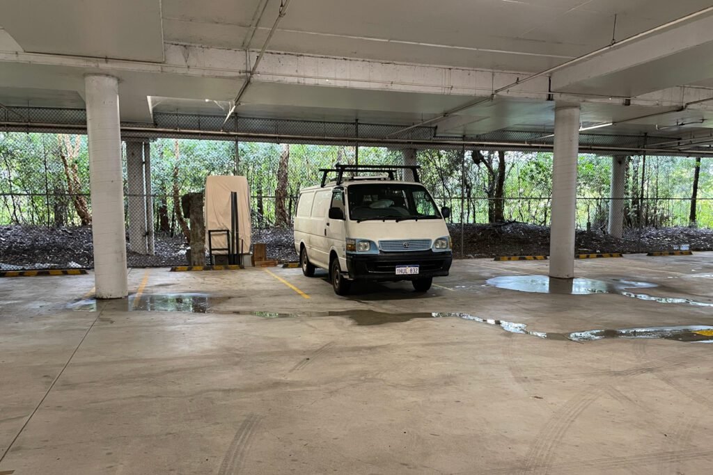 Draußen hatte es schrecklich geregnet, sodass wir die Tiefgarage vom Baumarkt als tolle Möglichkeit für den Umbau sahen.