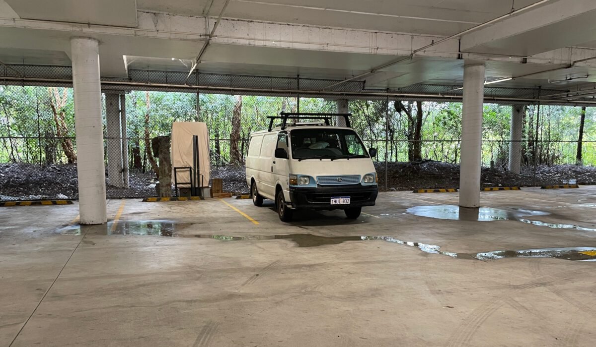 Draußen hatte es schrecklich geregnet, sodass wir die Tiefgarage vom Baumarkt als tolle Möglichkeit für den Umbau sahen.