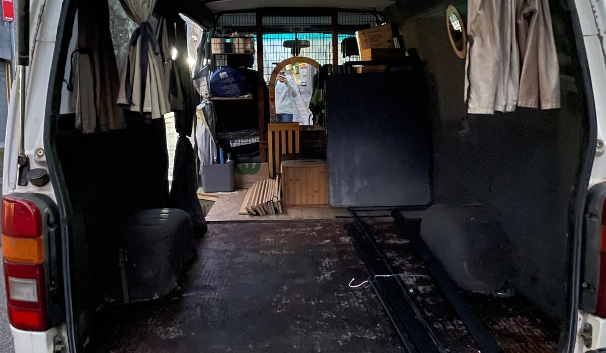 Wir entfernten den Boden nur im hinteren Teil, wo auch das Bett stehen wird. Das Laminat im vorderen Teil sah noch sehr stabil und gut aus.