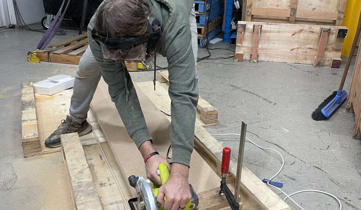 Während wir die Bretter sägten, erzeugten wir sehr viel Staub. Also stand jedes Mal großes Aufräumen hinten an.