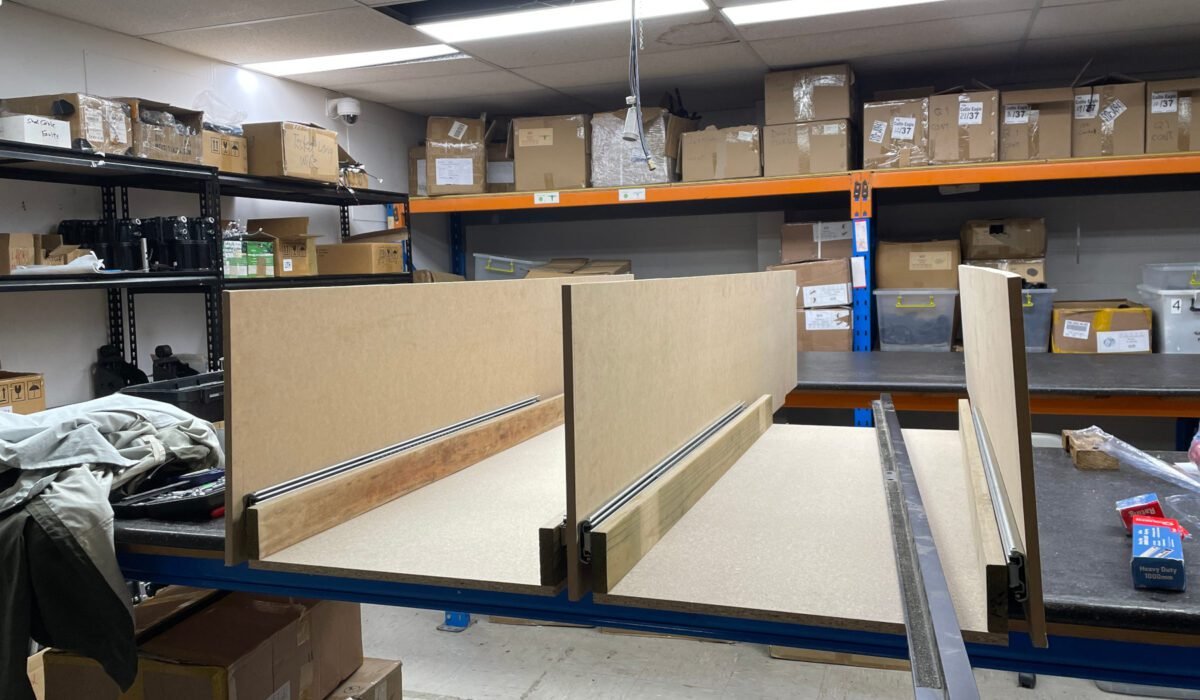 Die Höhe des Bettes wird so angepasst, dass wir noch gemütlich drauf sitzen können und genug Platz zur Decke haben. Da der Toyota Hiace nicht sonderbar hoch ist, werden die Schubläden recht flach.