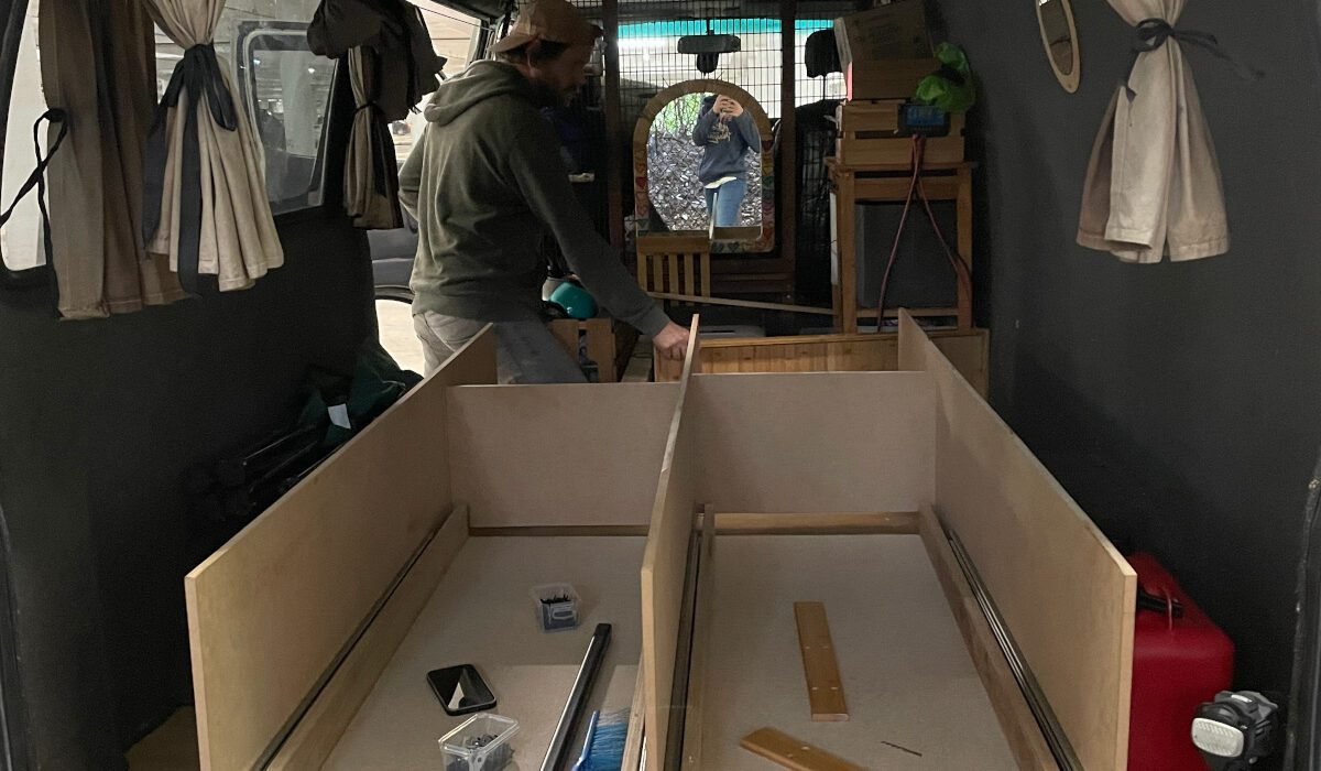 Das Bettgestell steht und wird mit Winkeln im Boden fest verschraubt.