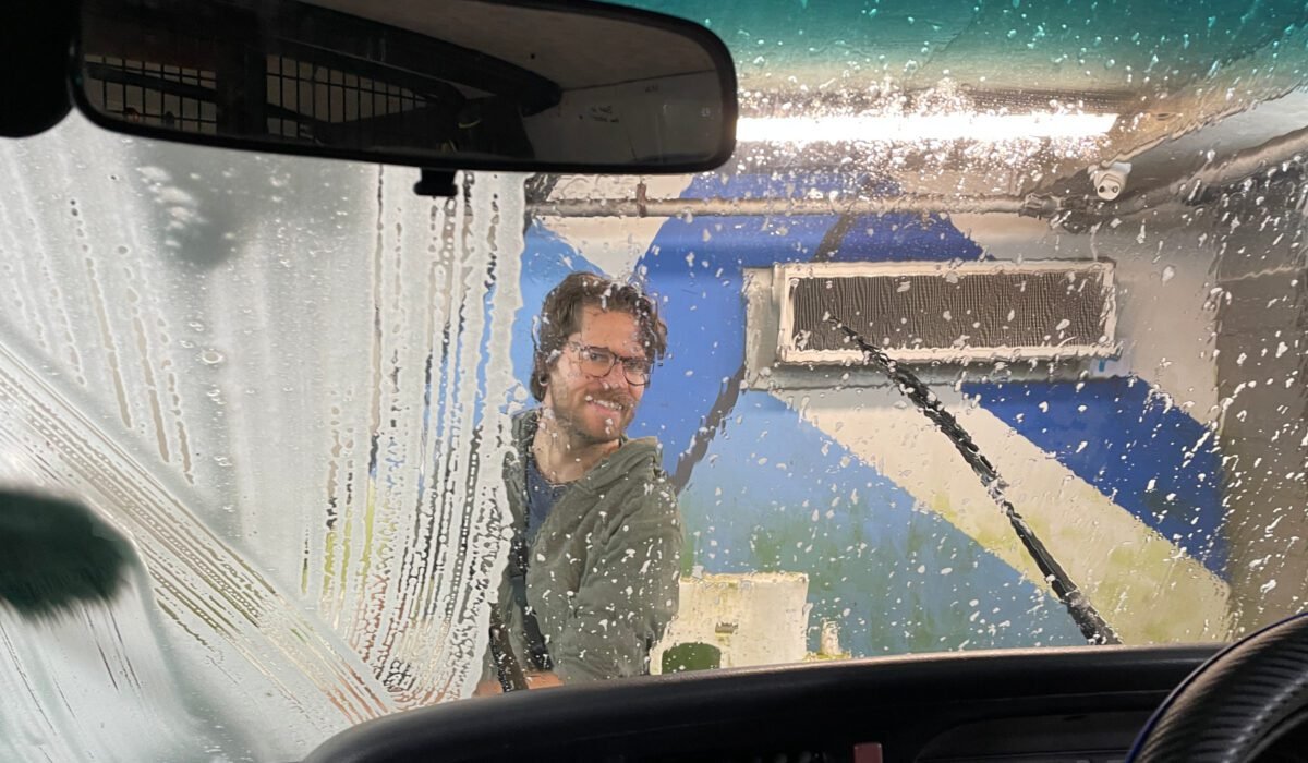 Beim Reinigen der Windschutzscheibe entdeckten wir erst die vielen kleinen Kratzer und Steinschläge.