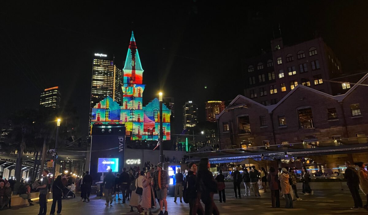 Viele Gebäude werden bunt angestrahlt