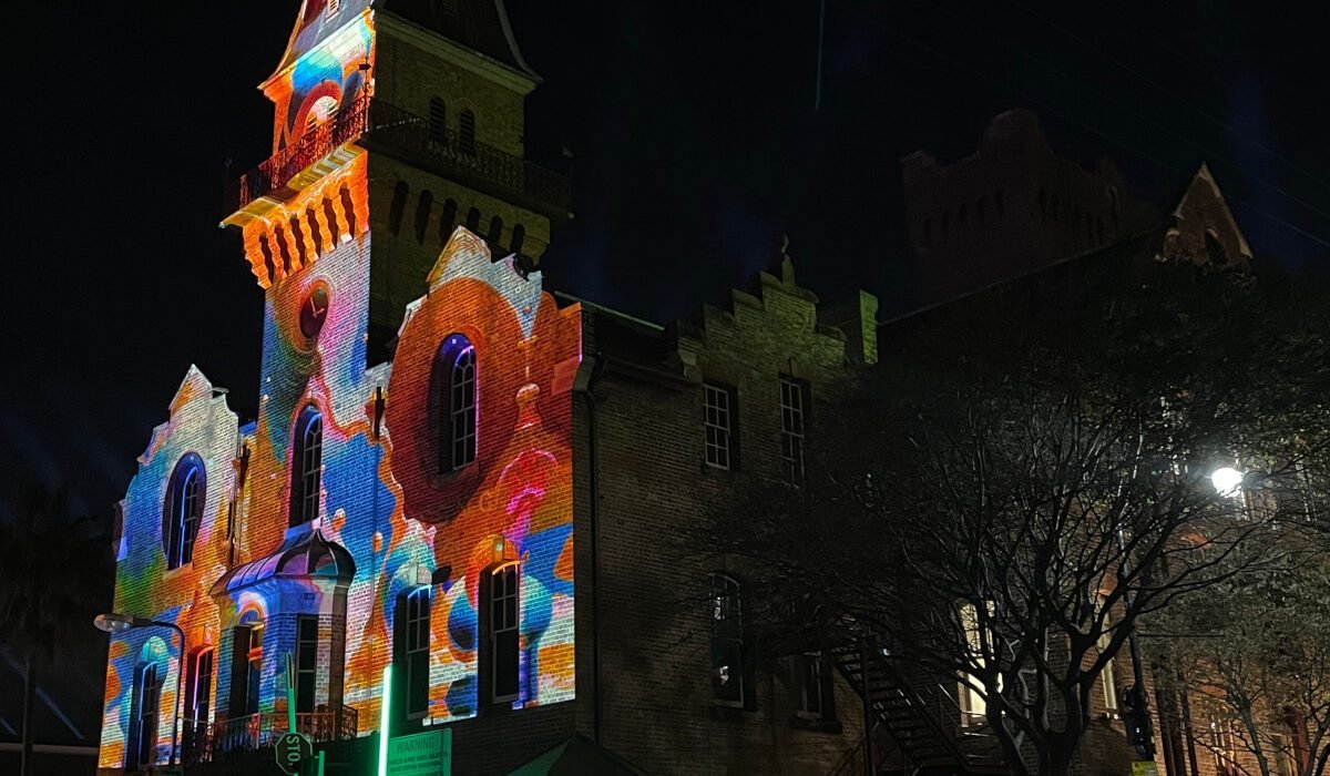 Kunstdarstellungen werden auf Gebäude projiziert