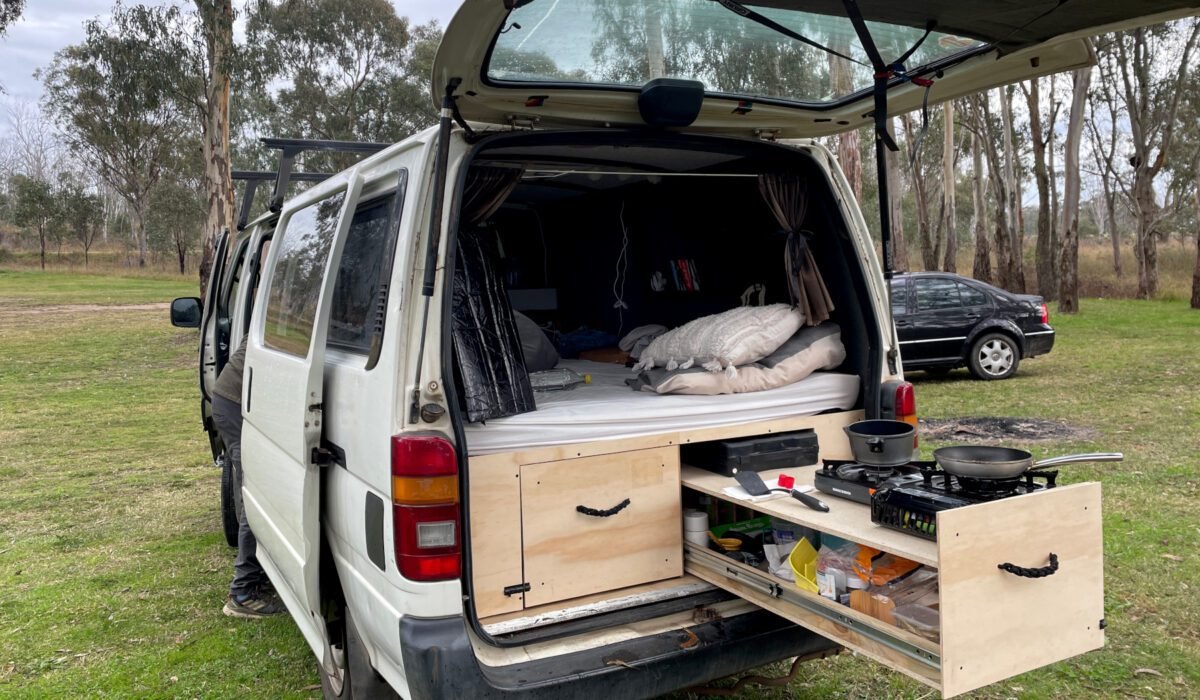 Fertig! Die linke Schublade ist für Lebensmittel und die rechte Schublade hat eine zweite Etage und dient mit zwei Gaskochern als Küchenzeile.