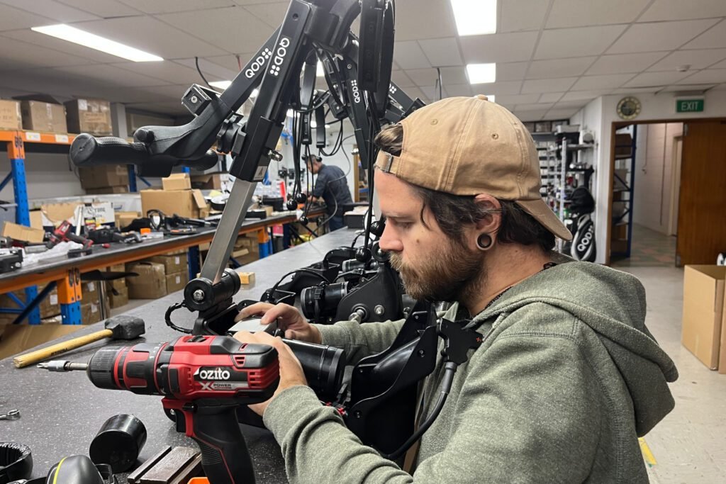 Janek montiert einen elektrischen Golf-Trolley