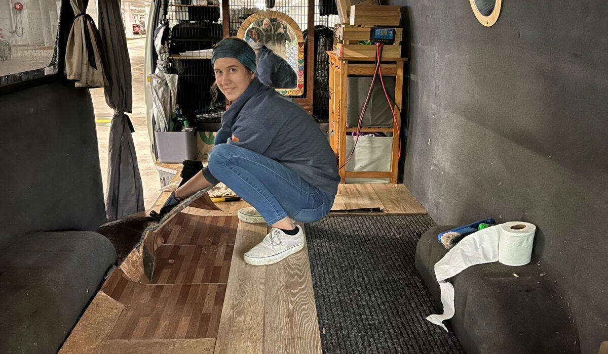 Auch die Bodenplatten waren übel verklebt, was das Rausreißen nicht ganz so leicht gestalten ließ.