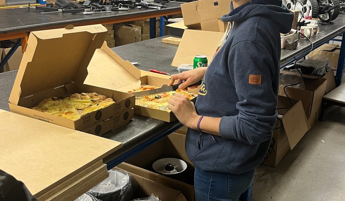 An einem Abend, als wir bis 23 Uhr am Arbeiten waren, bestellten wir uns ein paar Pizzen. In dem Industriegebiet gab es keine Läden oder Restaurants in der Nähe.