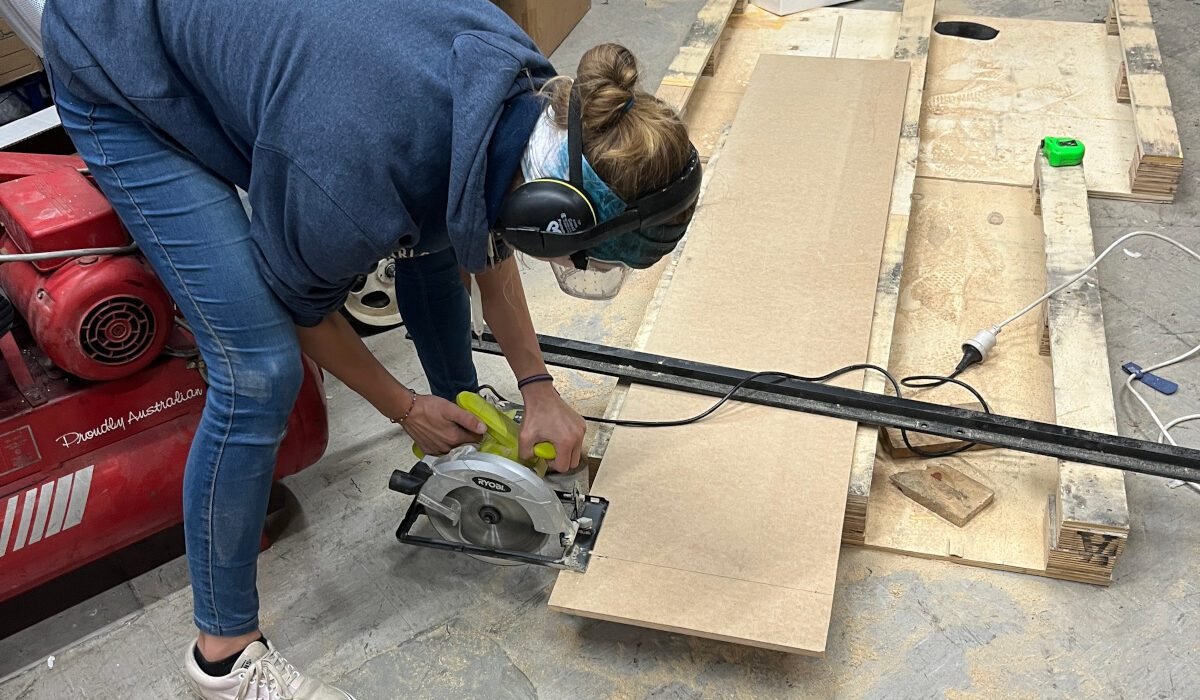 In unserer Firma durften wir die Werkstatt und die Maschinen nutzen. Soo toll. Andererseits wüssten wir gar nicht, wie wir all diese Arbeitsschritte hätten durchführen können. Vllt. hätte Nick uns sonst helfen können...