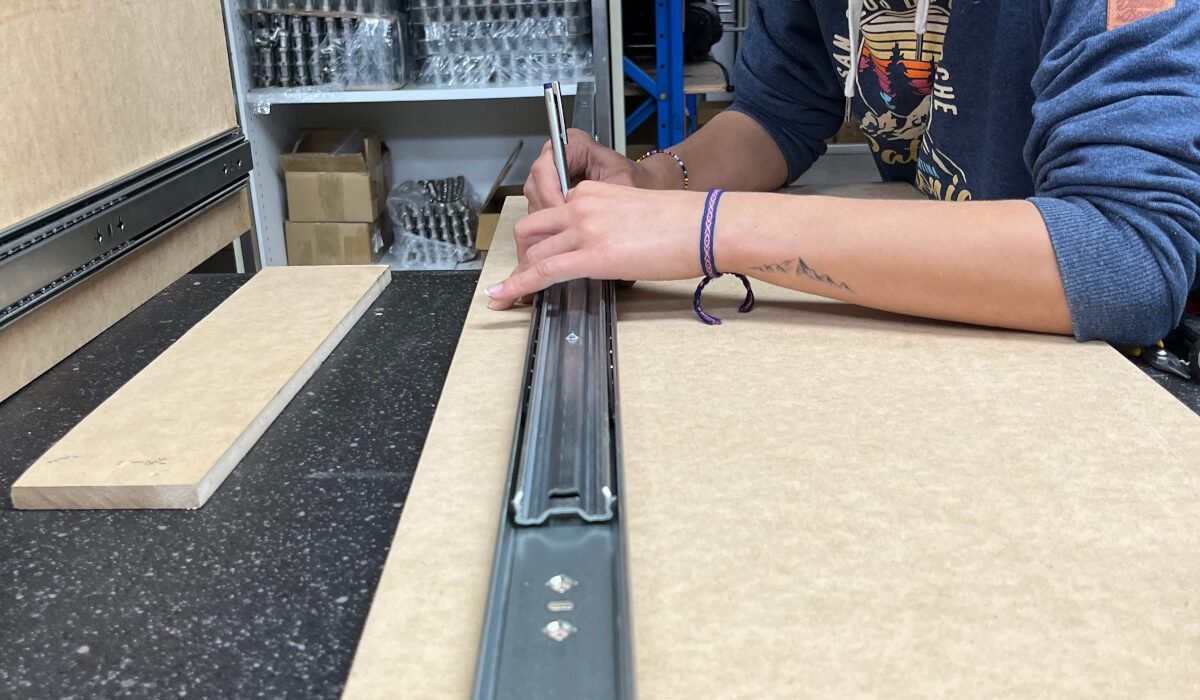 Der neue Bettkasten wird aus zwei großen ausziehbaren Schubladen gebaut, welche wir als Küche und Stauraum nutzen wollen. Hierfür besorgten wir zwei Paare Ein-Meter-Scharniere.