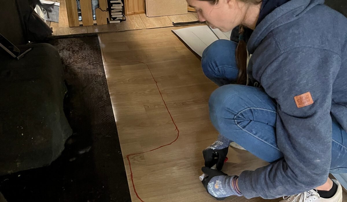 Für den neuen Boden holten wir eine Rolle günstiges PVC und passten es grob an.