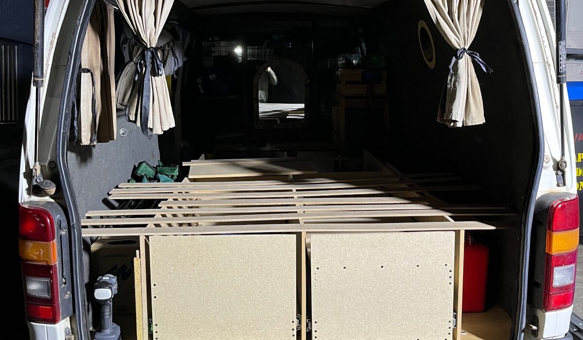 Die dünnen Streifen aus der dünnen Multiplex-Platte reichten nicht an Stabilität, weshalb wir immer zwei übereinander schraubten und die Zwischenräume mit dem alten Lattenrost füllten.