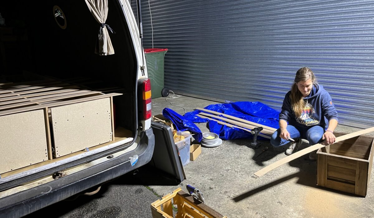 Für den Lattenrost kauften wir keine fertigen Latten, sondern eine große dünne Multiplex-Platte und sägten selbst schmale Latten draus. Das Schleifen per Hand machte auf die Dauer keinen Spaß.