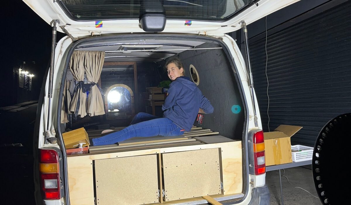 Vivi kümmerte sich im Auto um den Lattenrost und Janek sägte in der Firma die Dekorplatte für die Schubläden. Plötzlich war es dunkel und spät.