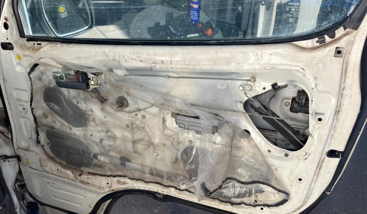 Janek konnte die Zentralverriegelung der Fahrertür zum Glück wieder reparieren. Nun können wir alle Türen von der Fahrerseite aufschließen.