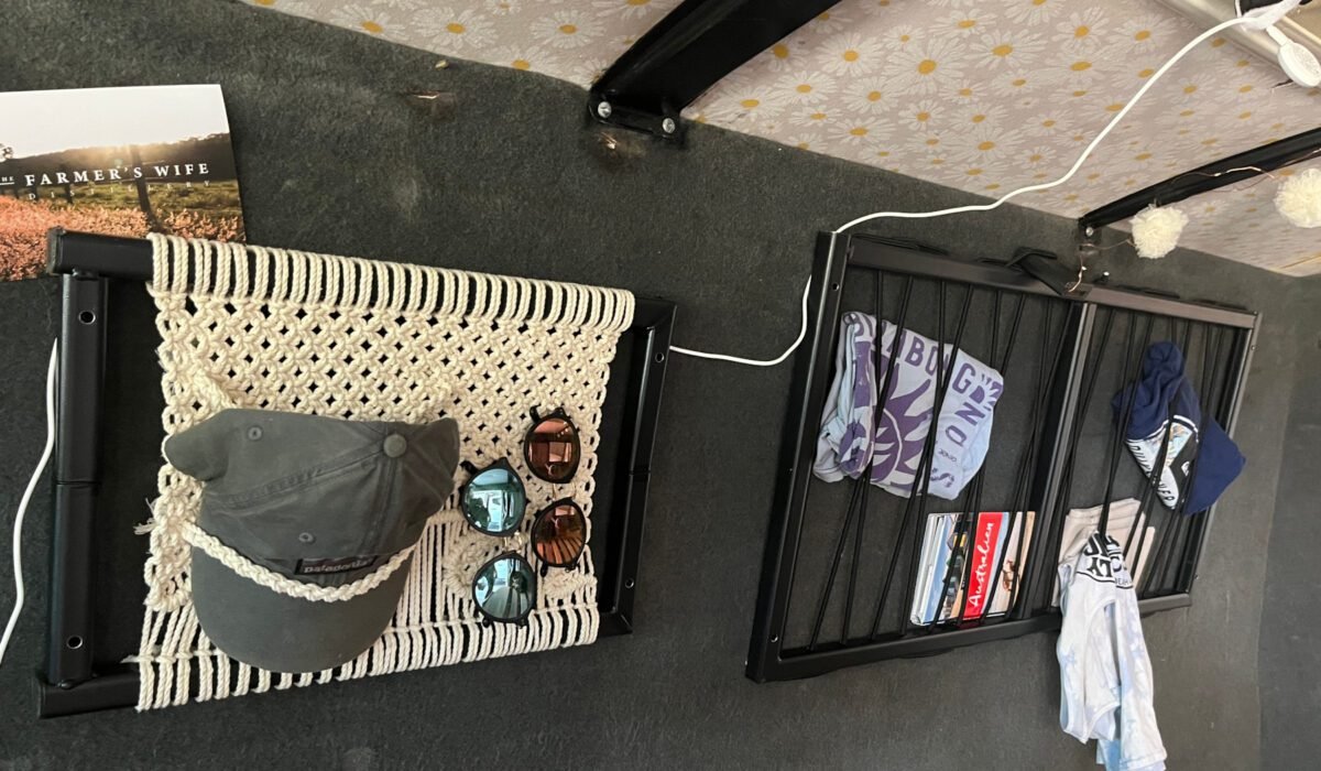 Aus Teilen des alten Bettes bastelten wir uns diese Aufbewahrungsrahmen mit Gummiband für z.B. Klamotten und mit Makramee für Caps und Sonnenbrillen.