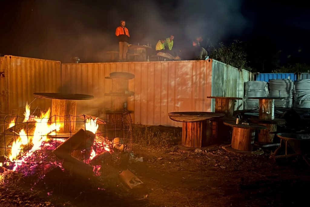 Lagerfeuer mit Kabeltrommeln
