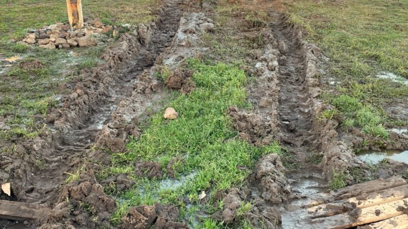 Gar nicht so einfach so ein schweres Gefährt aus dem Schlamm zuziehen