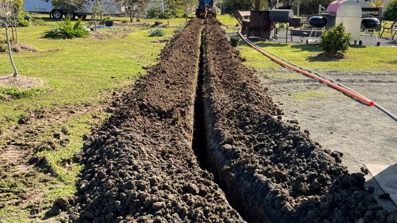Garten aufgerissen um Kabel zu verlegen
