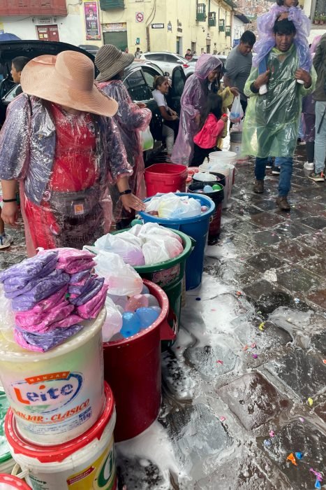 Wasserbomben, Schaum und buntes Pulver